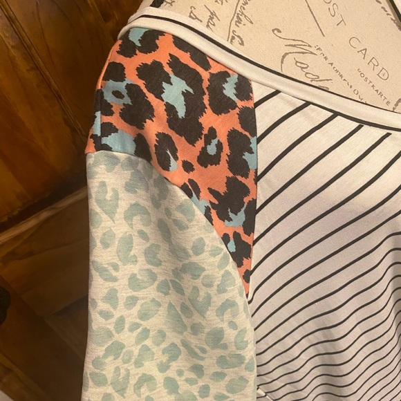 BiBi Short Sleeve V-Neck Striped/Leopard Tunic - Picture 5 of 7